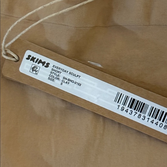 NWT SKIMS EVERYDAY SCULPT HIGH-WAISTED MID THIGH SHORT CLAY - Picture 8 of 9
